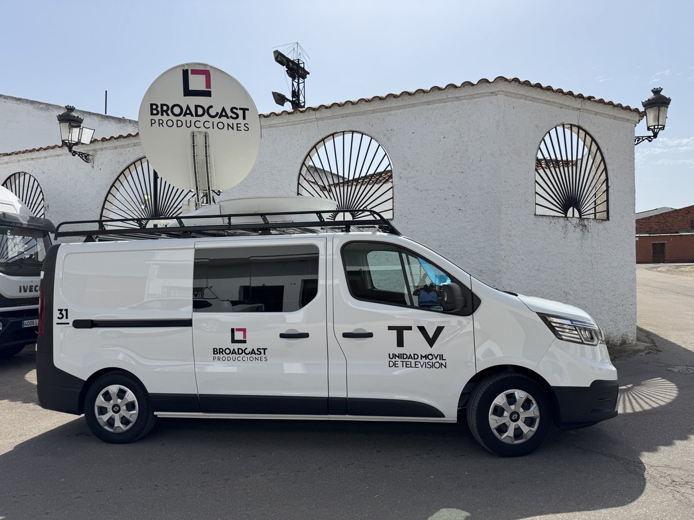 DSNG de Broadcast Producciones con la antena satelital desplegada