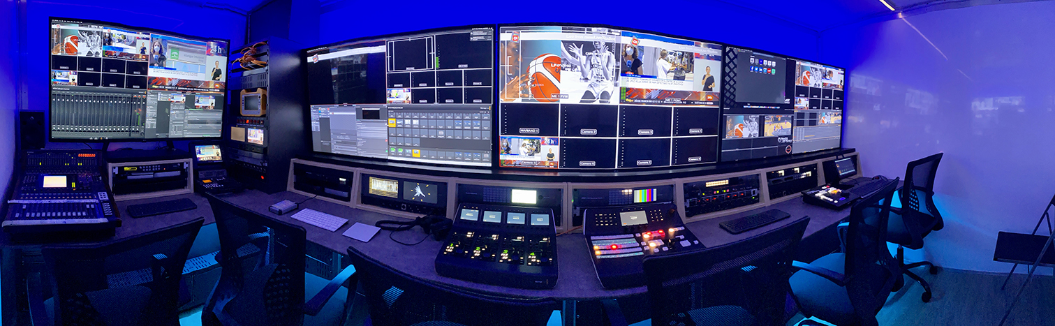 Interior de la unidad móvil de Broadcast Producciones, con monitores y mesas de realización